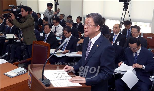 국회 기회재정위원회의 국세청 국정감사가 8일 서울 종로구 수송동 국세청에서 열렸다. 임환수 국세청장이 업무보고를 하고 있다. 사진=김동민 기자 life@newsway.co.kr