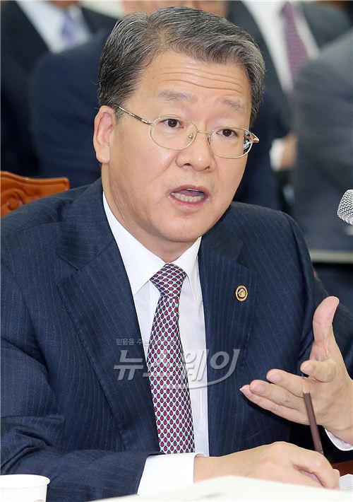 국회 기회재정위원회의 국세청 국정감사가 8일 서울 종로구 수송동 국세청에서 열렸다. 임환수 국세청장이 의원들 질의에 답하고 있다. 사진=김동민 기자 life@newsway.co.kr