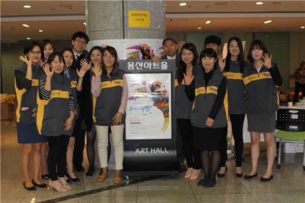 KB생명(사장 김진홍)은 8일 서울 용산구청에서 개최된 ‘실버스포츠 페스티벌’을 후원하고 공연지원 등 어르신들을 위한 봉사활동을 펼쳤다고 밝혔다. 사진=KB생명 제공