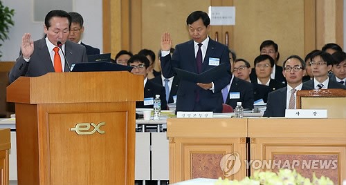 김학송 한국도로공사 사장(좌)이 8일 열린 국회 국토교통위원회 국정감사에서 증인 선서를 하고 있다. 사진=연합뉴스 제공