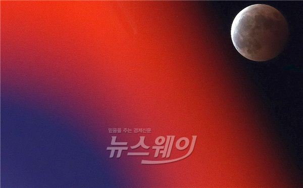 8일 오후 서울 마포구 마포동 일대에서 관찰된 개기월식 현상. 개기월식은 8일 오후 7시 24분부터 한 시간 동안 이어진다. 펄럭이는 태극기 뒤로 개기월식 붉은 달이 관찰된다. 사진=김동민 기자 life@newsway.co.kr