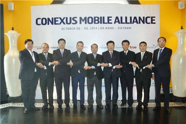 KT는 아시아 모바일 사업자 협의체인 ‘커넥서스(CONEXUS)’ 정기총회가 열린 베트남에서 NTT 도코모 등 9개 회원사들과 함께 공동 기술 연구 및 서비스 제공을 위한 사물인터넷(IoT)사업 양해각서(MOU)를 체결했다고 10일 밝혔다. KT 로밍사업담당 이병무 상무(왼쪽에서 7번째)가 지난 8일 커넥서스 베트남 총회에서 각 멤버사 대표와 IoT 협력 MOU를 체결한 후 기념 포즈를 취하고 있다. 사진=KT 제공