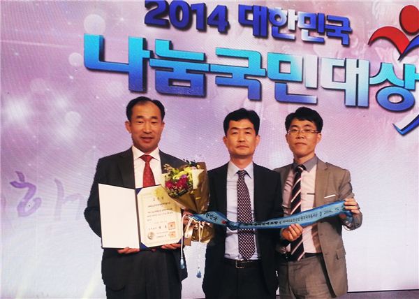 현대삼호중공업은 지난 4월 세월호 사고가 발생한 직후 회사 임직원 등 연인원 2500여명이 사고현장에서 자원봉사를 진행했다. 이들은 무료 급식, 모포와 우의 배포, 잠수부 및 예인선 지원 등 밤을 새워가며 헌신적인 봉사활동을 펼쳐 현대중공업그룹의 이미지 제고는 물론 지역 대표기업으로 책무를 다했다. 사진=현대삼호중공업 제공