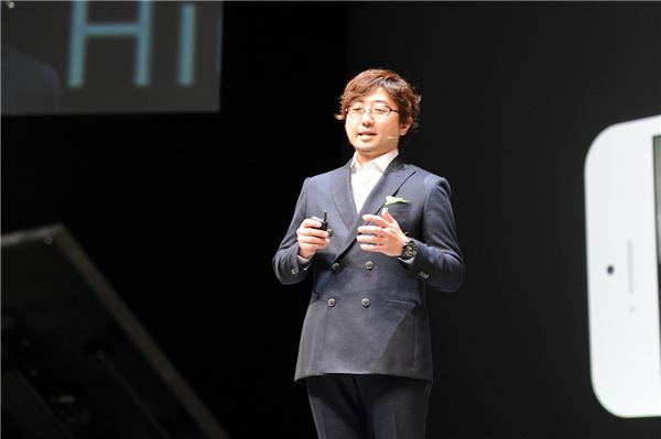라인주식회사는 지난 9일 도쿄도 지바현 소재 마이하마 앰피시어터에서 사업 전략 발표 행사 ‘라인 컨퍼런스 도쿄 2014(LINE CONFERENCE TOKYO 2014)’를 개최했다. 모리카와 아키라 라인주식회사 대표가 컨퍼런스에서 발언하고 있다. 사진=네이버 제공