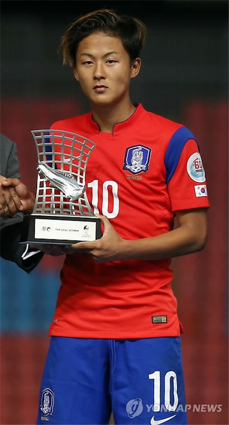 이승우 징계. 축구 유망주 이승우(16)가 징계로 인해 2016년까지 공식 대회 출전이 어렵게 됐다. 지난 9월20일 오후 태국 방콕의 라자망갈라 국립경기장에서 열린 북한과의 2014 아시아축구연맹(AFC) U-16 챔피언십 결승전에서 득점왕을 수상한 이승우가 트로피를 들고 기념촬영하고 있다. 사진=연합뉴스 제공