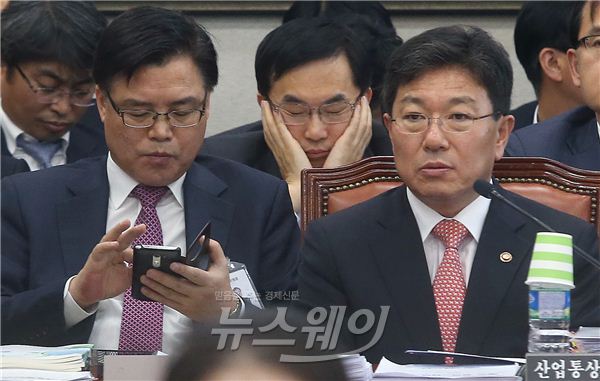 국회 산업통상자원위원회 국정감사가 13일 오전 윤상직 산업부 장관의 국감자료 은폐지시 의혹 속에 정회됐다. 산업부 국감이 정회되자 윤상직 장관(오른쪽)이 굳은 표정으로 정면을 바라보고 있다. 사진=김동민 기자 life@newsway.co.kr