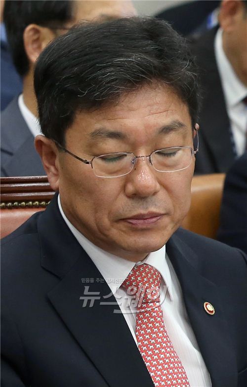 국회 산업통상자원위원회 국정감사가 13일 오전 윤상직 산업부 장관의 국감자료 은폐지시 의혹 속에 정회됐다.윤상직 장관이 국감이 정회되자 눈을 감고 생각에 잠겨 있다. 사진=김동민 기자 life@newsway.co.kr