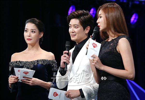 1995년 슈퍼모델 출신 한고은과 애프터 스쿨 유이, SBS 최기환 아나운서가 13일 오후 서울 마포구 상암동 SBS 프리즘타워에서 열린 ‘2014 슈퍼모델 선발대회’에서 2부 인사말을 하고 있다. 사진=이수길기자 leo2004@newsway.co.kr