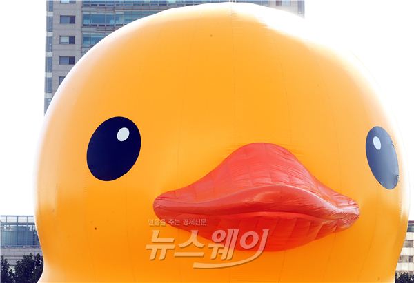 러버덕 프로젝트의 러버덕(Rubber Duck)이 이달 14일 정오부터 11월 14일까지 한 달간 서울 송파구 석촌호수에 전시된다. 사진은 14일 오후 석촌호수에 공개된 러버덕. 사진=김동민 기자 life@newsway.co.kr