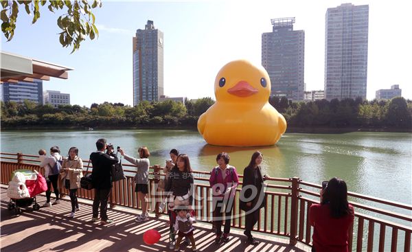 러버덕 프로젝트의 러버덕(Rubber Duck)이 이달 14일 정오부터 11월 14일까지 한 달간 서울 송파구 석촌호수에 전시된다. 사진은 14일 오후 석촌호수에 공개된 러버덕. 사진=김동민 기자 life@newsway.co.kr