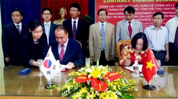 경남기업 장해남 사장(왼쪽)과 도안 키 킴 꾸이 푸토상수도공사 사장이 계약서를 작성하고 있다. 사진=경남기업 제공