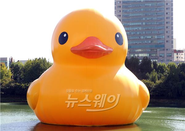 러버덕 프로젝트의 러버덕(Rubber Duck)이 이달 14일 정오부터 11월 14일까지 한 달간 서울 송파구 석촌호수에 전시된다. 사진은 14일 오후 석촌호수에 공개된 러버덕. 사진=김동민 기자 life@newsway.co.kr