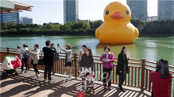 러버덕 프로젝트의 러버덕(Rubber Duck)이 이달 14일 정오부터 11월 14일까지 한 달간 서울 송파구 석촌호수에 전시된다. 사진은 14일 오후 석촌호수에 공개된 러버덕. 사진=김동민 기자 life@newsway.co.kr