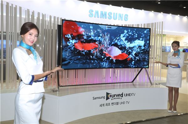 삼성전자가 2014 한국전자전에 출품한 105형 벤더블 UHD TV. 사진=삼성전자 제공