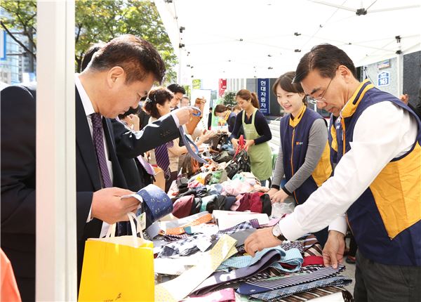 현대해상(대표 이철영·박찬종)은 14일 서울 광화문 본사 앞에서 ‘사랑나눔장터’를 열었다고 밝혔다. 사진=현대해상 제공