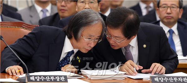 국회 농림축산식품해양수산위원회의 해양수산부·해양경찰청 등을 대상으로 한 국정감사가 15일 국회에서 열렸다. 국정감사에 참석한 이주영 해양수산부 장관이 김영석 차관(오른쪽)과 대화를 나누고 있다. 사진=김동민 기자 life@newsway.co.kr