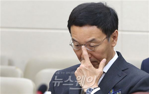 국회 정무위원회 국정감사가 15일 열렸다. 이날 국정감사에는 신제윤 금융위원장을 비롯해 임영록 전 KB금융 회장, 이건호 전 KB은행장 등이 참석해 KB금융 내부 분란에 대해서 질의가 이뤄졌다. 이 전 행장이 안경을 고쳐쓰고 있다. 사진=김동민 기자 life@newsway.co.kr