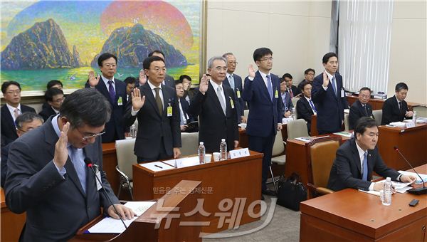 국회 정무위원회 국정감사가 15일 열렸다. 이날 국정감사에는 신제윤 금융위원장을 비롯해 임영록 전 KB금융 회장, 이건호 전 KB은행장 등이 참석해 KB금융 내부 분란에 대해서 질의가 이뤄졌다. 사진=김동민 기자 life@newsway.co.kr