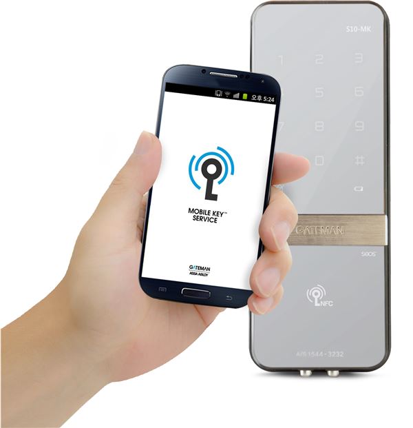 KT는 디지털 도어록 국내 1위 브랜드 ‘게이트맨’의제조사 ‘아이레보’와 함께 스마트폰의 USIM에 저장된 모바일 키를 통해 보다 간편하고 안전하게 이용할 수 있는 ‘모바일 키 서비스’를 세계 최초로 상용화했다고 17일 밝혔다. 사진=KT 제공