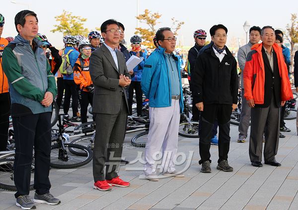 홍철호 새누리당 의원(좌측 2번째)이 ‘제2회 아라뱃길 국민행복 자전거 대행진’에 축하하기 위해 참석했다. 사진=김동민 기자 life@