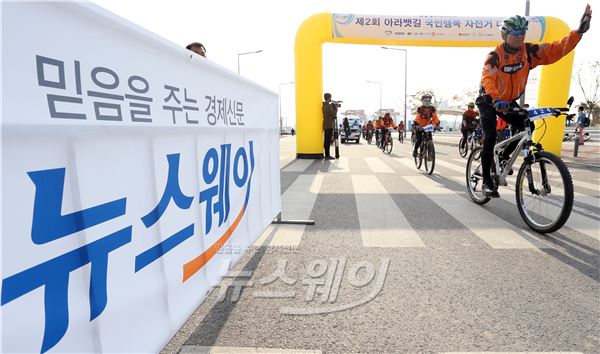 ‘제2회 아라뱃길 국민행복 자전거 대행진’에 참가한 라이더들이 출발하고 있다. 사진=김동민 기자 life@