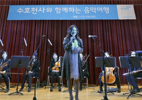 22일 이천 부원고교에서 열린 동양생명의 ‘수호천사 음악여행’에 뮤지컬 배우 박해미씨가 재능기부자로 참여, 학생·교직원 700여명과 즐거운 시간을 함께 했다. 사진=동양생명 제공