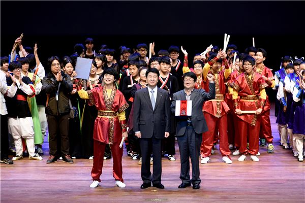 삼성생명은 사단법인세로토닌문화와 지난 22일 서울 서초구 소재 국립국악원 예악당에서 ‘제3회 사람, 사랑 세로토닌 드럼 페스티벌’을 개최했다.고 23일 밝혔다. 삼성생명 김창수 사장(사진 앞줄 가운데)이 대상을 차지한 내면중학교 학생, 지도교사와 함께 기념촬영을 하고 있다. 사진=삼성생명 제공