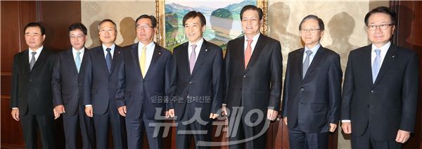 서울 남대문로 한국은행 본관에서 CEO간담회가 열렸다. (왼쪽 다섯번째)이주열 한은 총재가 기념사진을 촬영하고 있다. 사진=김동민 기자 life@