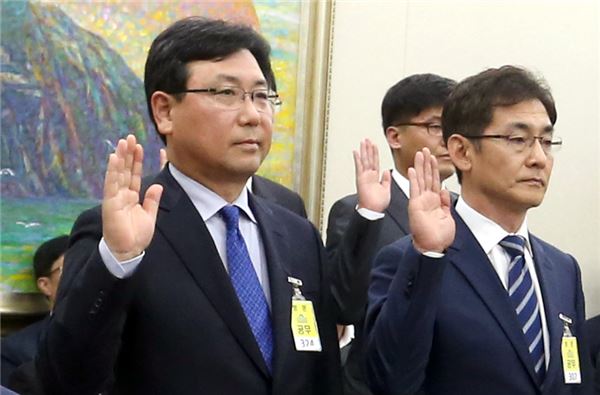 지난 20일 국회 정무위원회 국정감사 증인으로 출석해 선서를 하고 있는 도성환 홈플러스 사장(왼쪽)