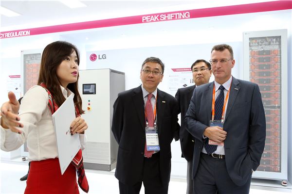 LG그룹은 27일부터 사흘간 제주 국제컨벤션센터에서 열리는 ‘아시아·태평양 전력 산업 컨퍼런스(이하 CEPSI) 2014’에 참가해 에너지 솔루션 분야 사업을 발굴·전개하겠다는 전략을 공개했다. CEPSI 2014  LG 전시관을 찾은 외국의 에너지 산업 관계자들이 에너지저장장치(ESS) 제품에 대한 설명을 듣고 있다. 사진=LG그룹 제공