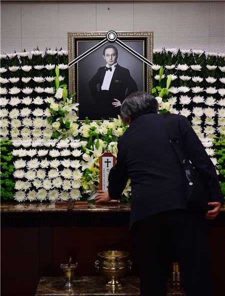 '마왕' 신해철 별세, 28일 오후 1시 서울 아산병원 장례식장 23호에 빈소가 마련됐다. 동료 연예인은 물론, 일반인 조문객들에게도 개방해 많은 조문객들이 신해철의 안타까운 죽음에 애도의 뜻을 보냈다./사진=사진공동취재단