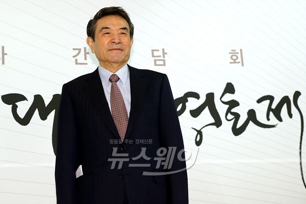 남궁원 한국영화인총연합회 회장이 28일 오후 서울 중구 소공동 롯데호텔에서 열린 ‘제51회 대종상영화제’ 기자간담회에 참석해 포즈를 취하고 있다. 사진=이수길 기자 leo2004@newsway.co.kr