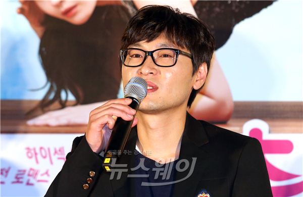 이찬욱 감독이 영화 ‘위층 여자’ 무대인사에서 인사말을 하고 있다. 사진= 김동민 기자 life@newsway.co.kr