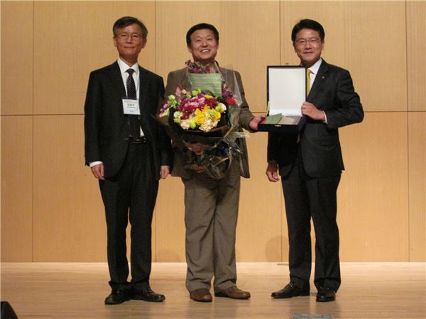 (좌측부터)사단법인 한국식품영양과학회 김현구 회장, 제주대학교 전유진 교수, (주)오뚜기 정병상 연구소장. 사진=오뚜기 제공