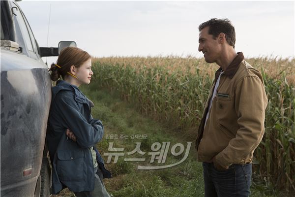 ‘인터스텔라’ 속 놀란 감독이 만든 그 장면···“CG가 아니라 실제였다고?” 기사의 사진