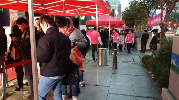 LG유플러스 서초직영점 앞에서 사람들이 아이폰 6와 아이폰 6 플러스의 판매를 기다리고 있다. 사진=김아연 기자