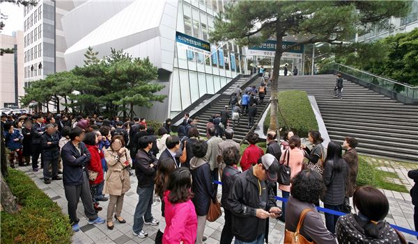 ‘미사강변센트럴자이’ 본보기집 입장을 위해 방문객들이 기다리고 있는 모습. 사진=GS건설 제공