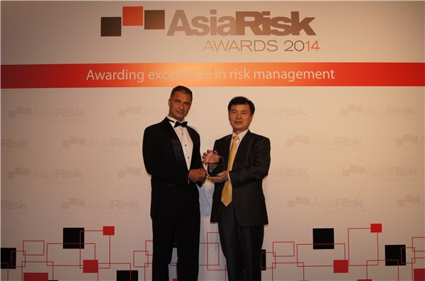 마르셀 체임버 Asia Risk誌 디렉터(좌측)와 윤재근 산업은행 트레이딩부장이 기념 촬영을 하고 있다. 사진=산업은행 제공