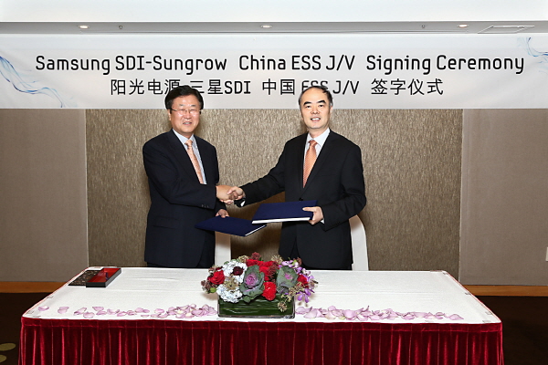 박상진 삼성SDI 사장(왼쪽)과 중국 선그로우의 차오런시엔 동사장이 중국 ESS 합자사 설립을 위한 최종계약에 서명했다. 사진=삼성SDI 제공