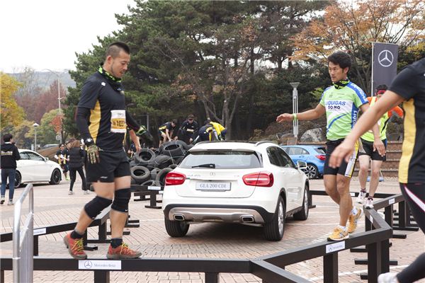 메르세데스-벤츠 코리아는 지난 8일 세계적인 도시 장애물 달리기 대회 ‘맨즈헬스 어반애슬론 서울 2014’에서 더 뉴 GLA-클래스를 선보이며 도심과 아웃도어 액티비티를 즐기는 젊은 층에게 뜨거운 호응을 얻었다. 사진=메르세데스-벤츠 코리아 제공
