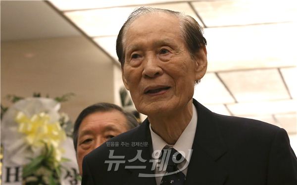 고 이동찬 코오롱그룹 명예회장 빈소를 찾은 이만섭 전 국회의장. 사진=김동민 기자 life@newsway.co.kr