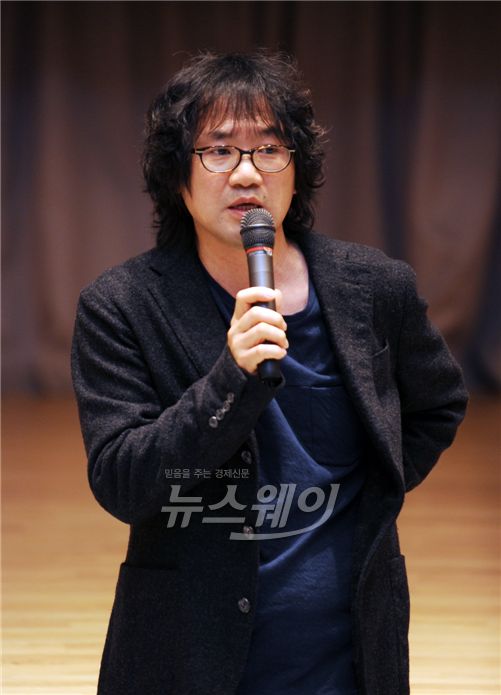 사진= 11일 오후 SBS 양천구 목동사옥에서 열린 '일대일 무릎과 무릎사이' 시사회에 참석한 남규홍PD / SBS 제공