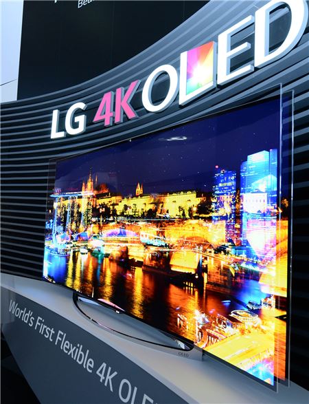 미국가전협회(CEA)로부터 ‘CES 혁신상’을 받게 된 LG전자 가변형 올레드 TV. 사진=LG전자 제공