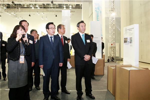 학예사로부터 설명을 듣고있는 서병수 부산시장(가운데)과 예탁결제원 유재훈 사장(우측). 사진 = 한국예탁결제원 제공