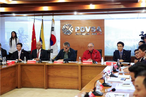 현대건설 정수현 사장(우측 마지막)과 베네수엘라 국영석유회사 에우로지오 델 피노 총재(우측에서 세 번째) 등이 푸에르토 라크루즈 정유공장 공사계약서에 서명하고 있다. 사진=현대건설 제공