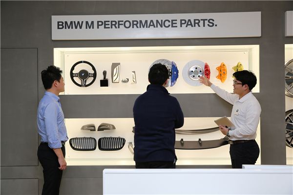 BMW 프로덕트 지니어스는 동료 직원들에게 차량 정보 및 기술을 공유해 전 직원의 지식 수준을 높여, 이를 통해 고객들이 보다 정확한 제품 정보를 얻을 수 있도록 하는 역할을 맡는다. 사진=BMW 코리아 제공
