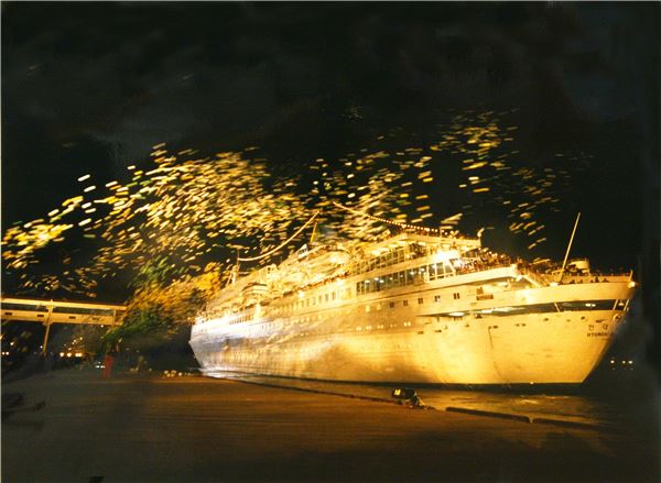 지난 1998년 11월 18일 강원 동해항을 출항해 금강산으로 향하는 현대금강호 유람선의 모습. 사진=현대아산 제공