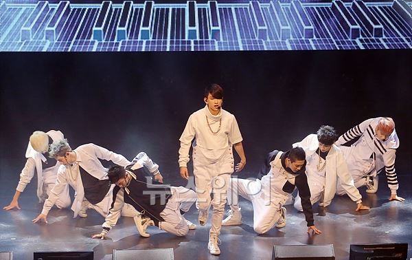 갓세븐(GOT7)이 정규 1집 발매기념 쇼케이스를 열고 신곡 ‘하지하지마’를 선보이고 있다 / 사진=이수길 기자 leo2004@newsway.co.kr