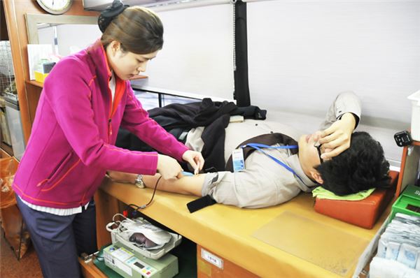 우리아비바생명(대표이사 김용복)은 지난 18일 서울 충정로 사옥 앞 헌혈차량에서 ‘희망나눔 헌혈캠페인’을 실시했다고 19일 밝혔다. 사진=우리아비바생명 제공