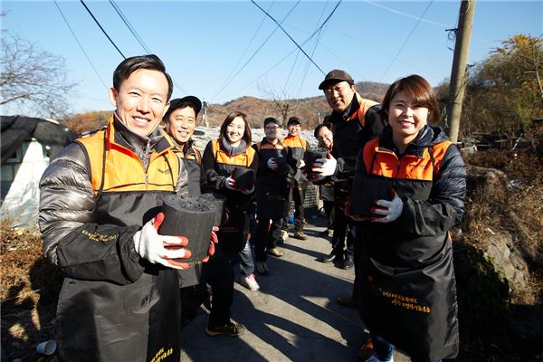 18일 미래에셋그룹 임원진이 서울 개포동 구룡마을 일대를 찾아 '사랑의 연탄 나눔 봉사활동'을 펼쳤다. 사진 = 미래에셋증권 제공